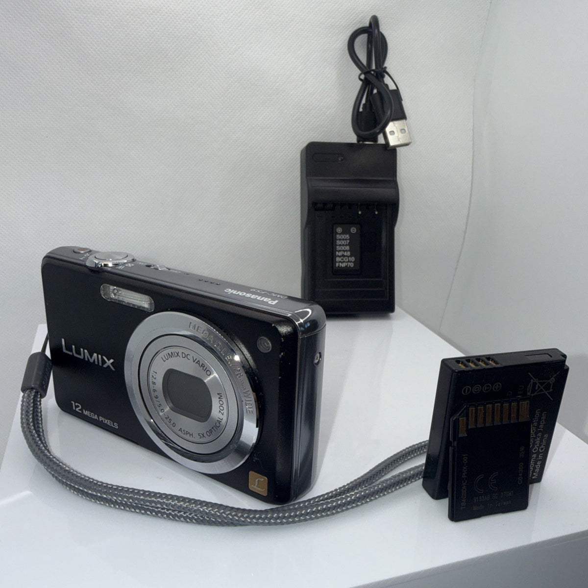 Digital Camera Panasonic Lumix DMC-FS9 12.1MP Tested + Charger Battery 4GB SD
