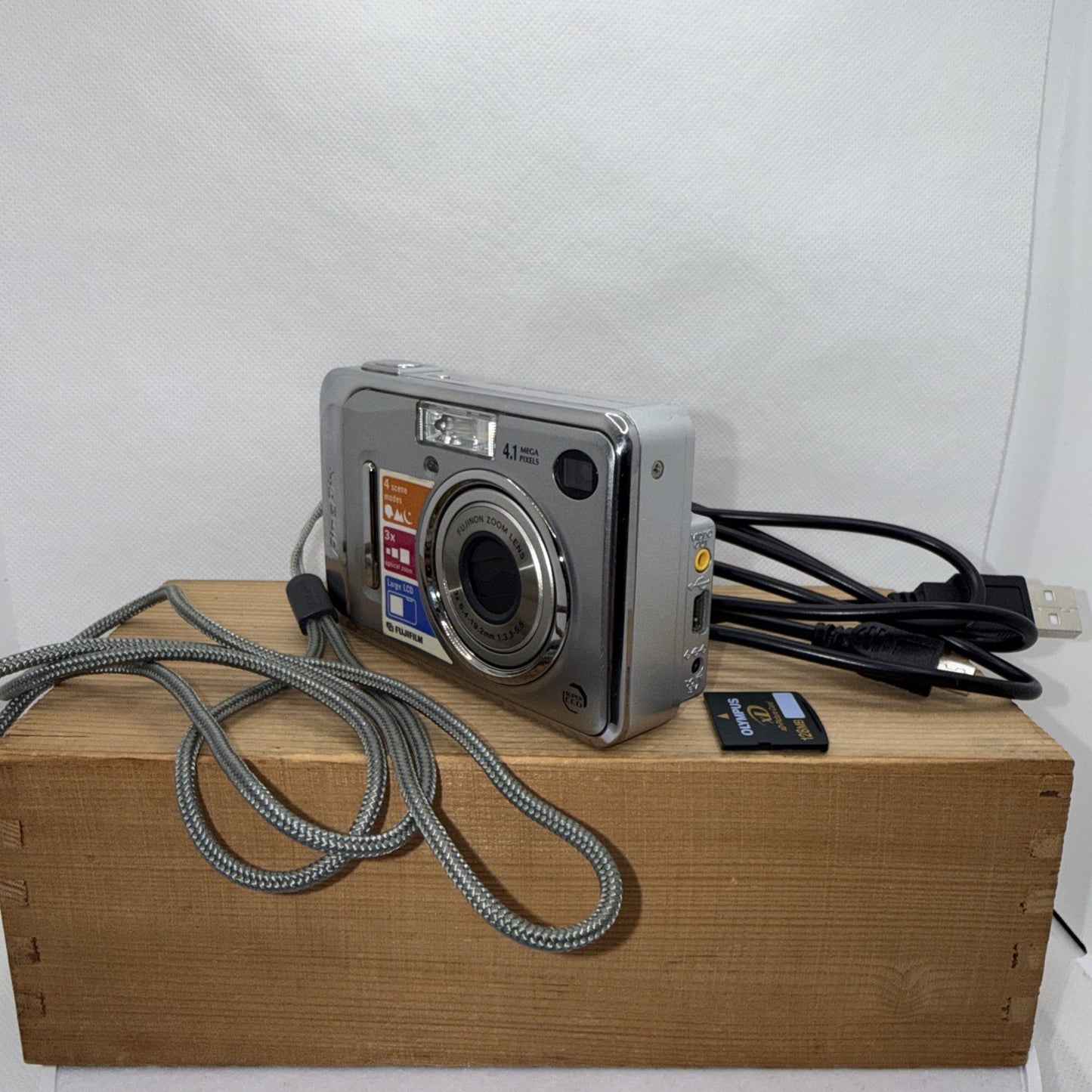 Fujifilm Finepix A400 4.1MP Digital Camera Tested Working + 128MB XD Card