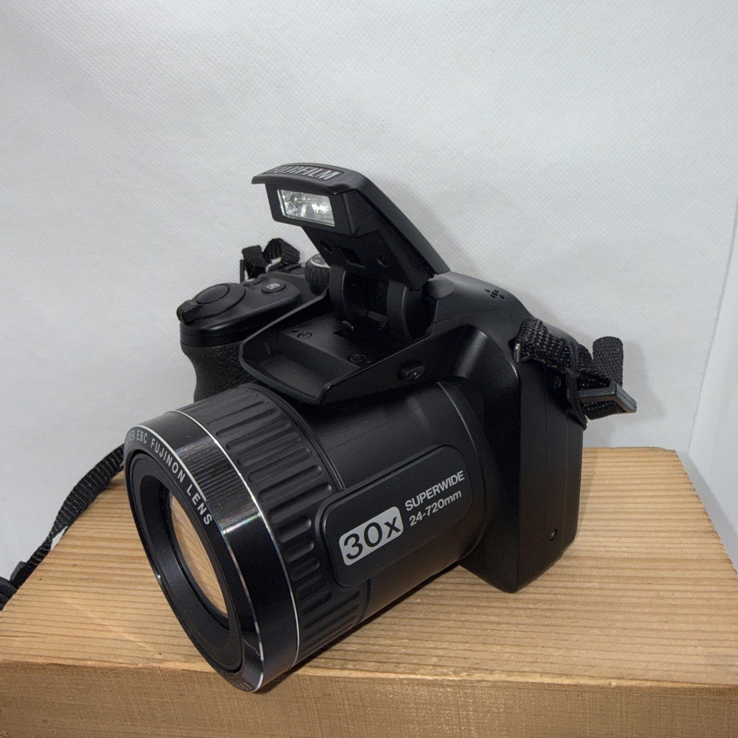 Fujifilm Finepix S4800 16MP Bridge Camera + Batteries Charger Bag 16GB SD VGC