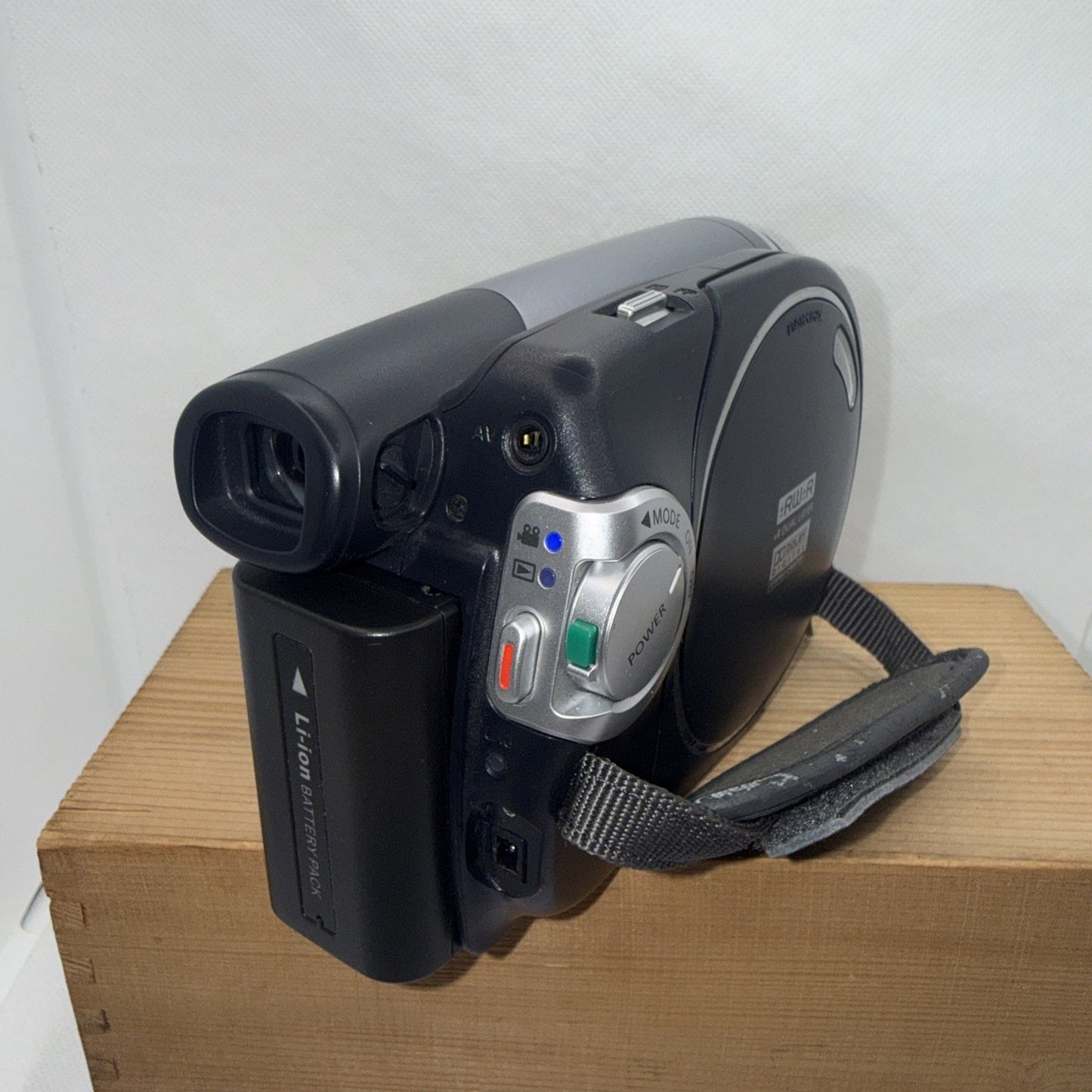 Samsung VP-DC172W Camcorder 34x Zoom Mini 8cm DVD + Battery & Charger