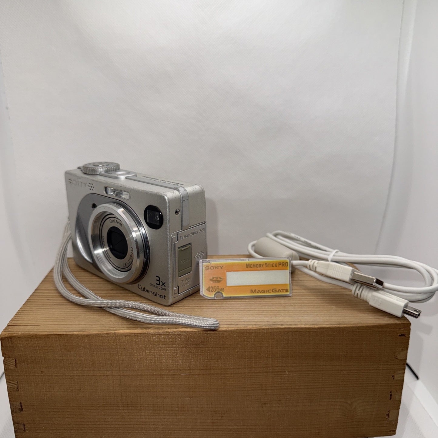 Sony Cyber-shot DSC-W1 5.1MP Digital Camera Tested + Memory Card & USB Cable