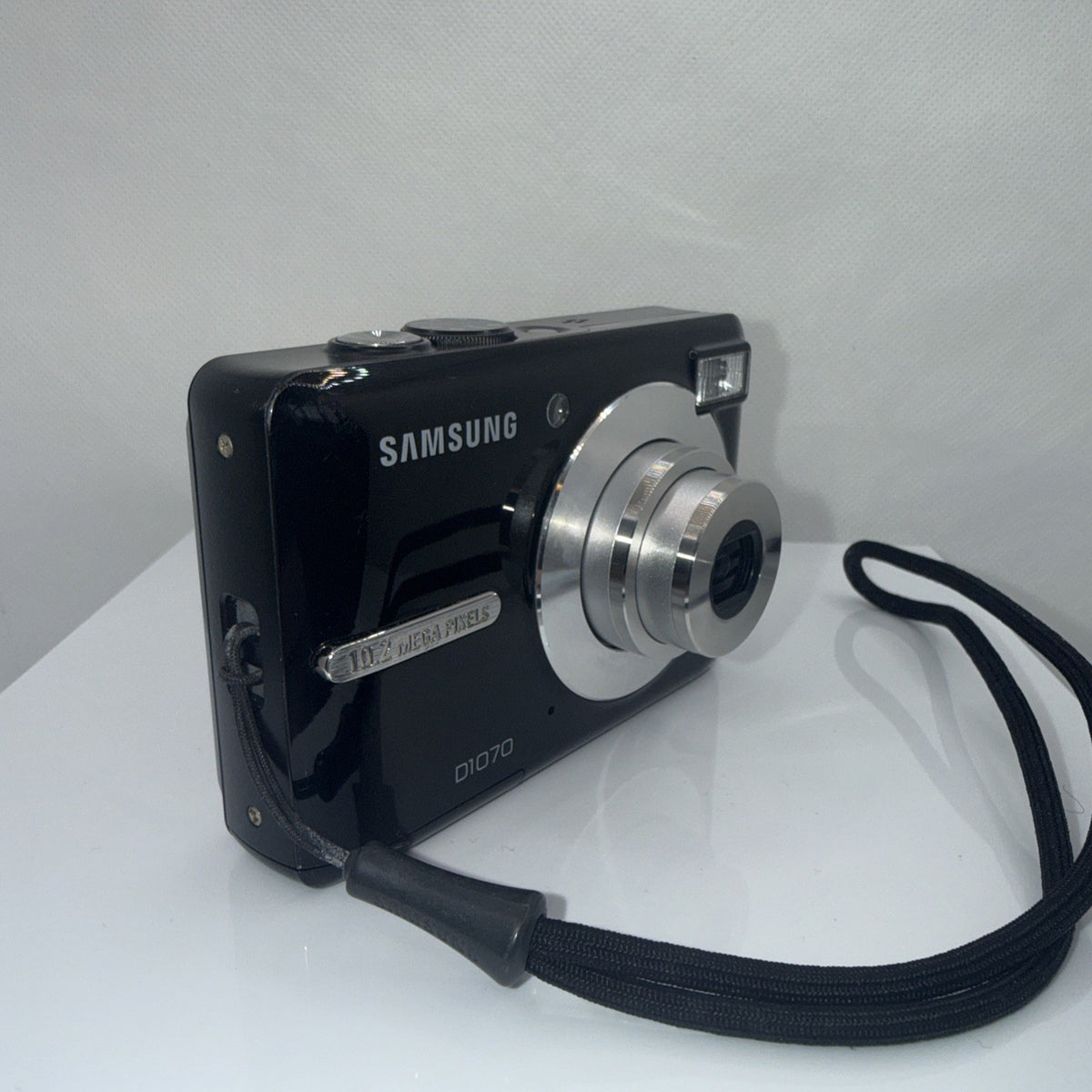 Samsung D1070 10.2MP Digital Camera Tested + Charger Batteries 4GB SD Card