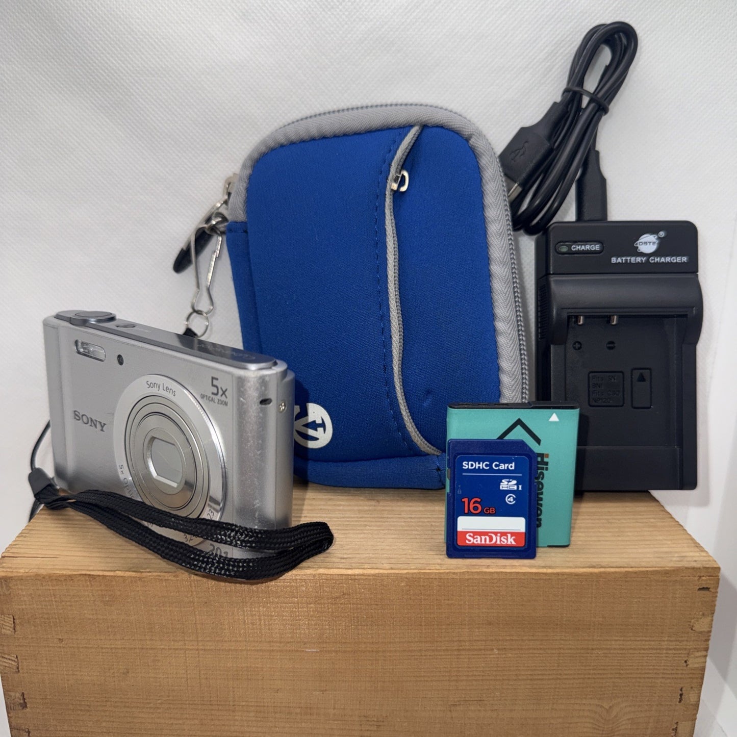 Sony Cyber-shot DSC-W800 20.1MP Digital Camera Tested + Charger Battery Case SD
