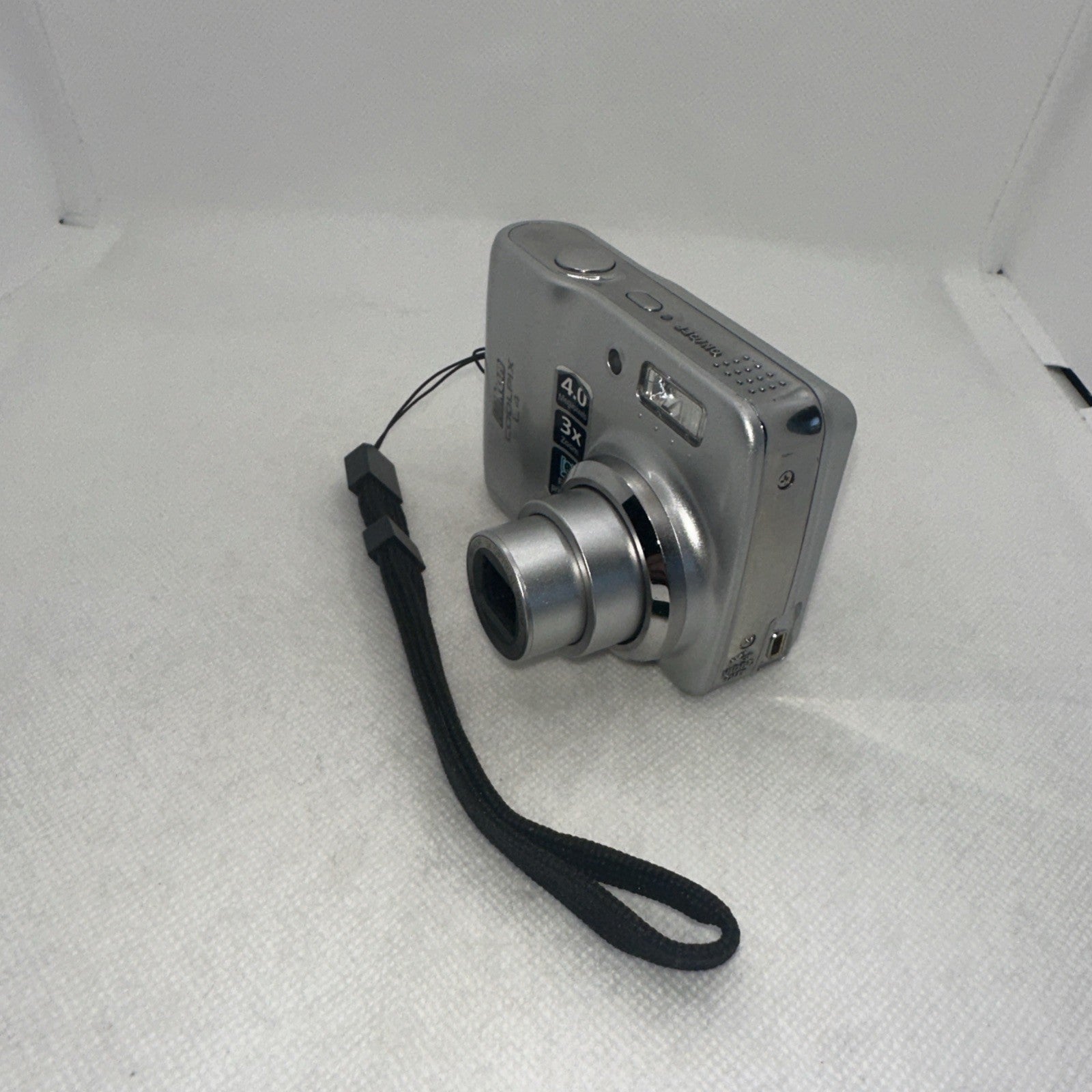 Retro Nikon Coolpix L4 4MP Digital Camera Tested Plus Charger Battery 2GB SD3