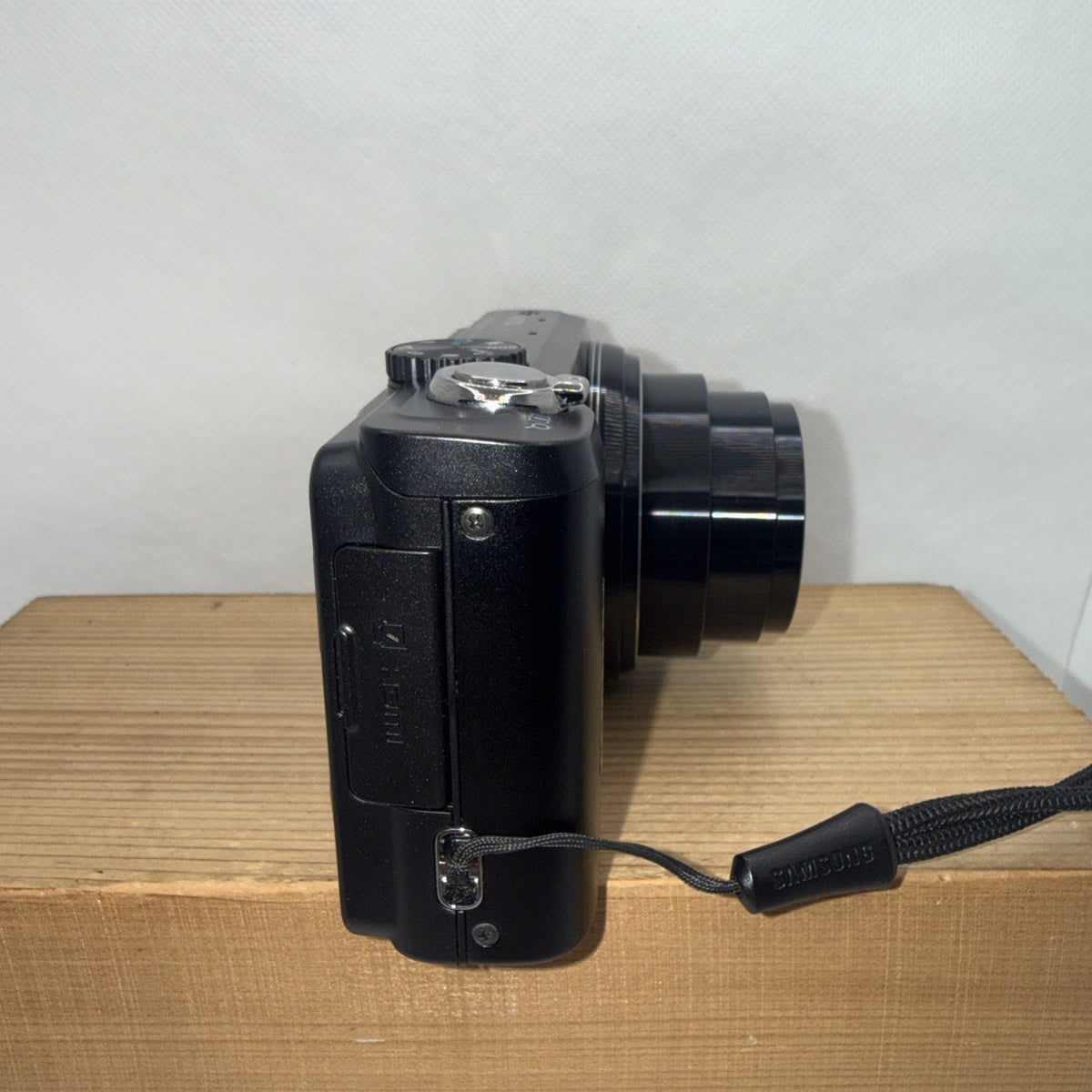 Samsung WB700 14.2MP Digital Camera Tested Working + Charger Battery 4GB SD
