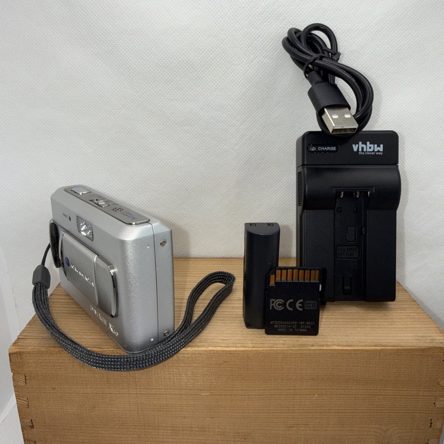 Konica Minolta DiMAGE X60 5MP Digital Camera Working + Charger Battery 4GB SD