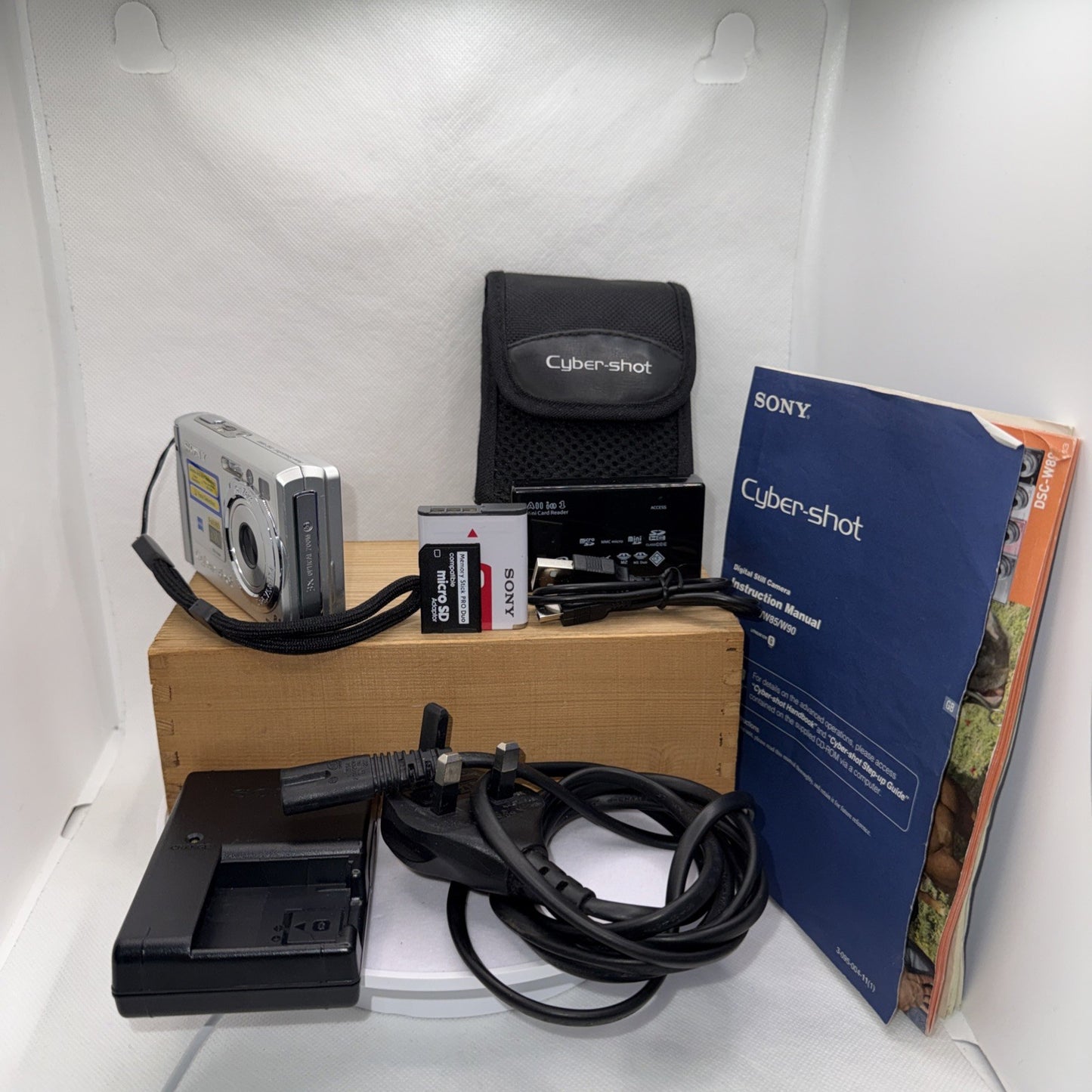 Sony Cyber-shot DSC W90 8.1MP Digital Camera Tested+ Charger Battery Memory Case
