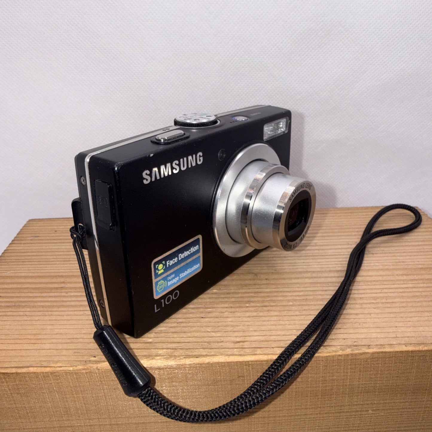 Samsung L100 8.2MP Digital Camera Tested *Minor damage + Charger Battery 4GB