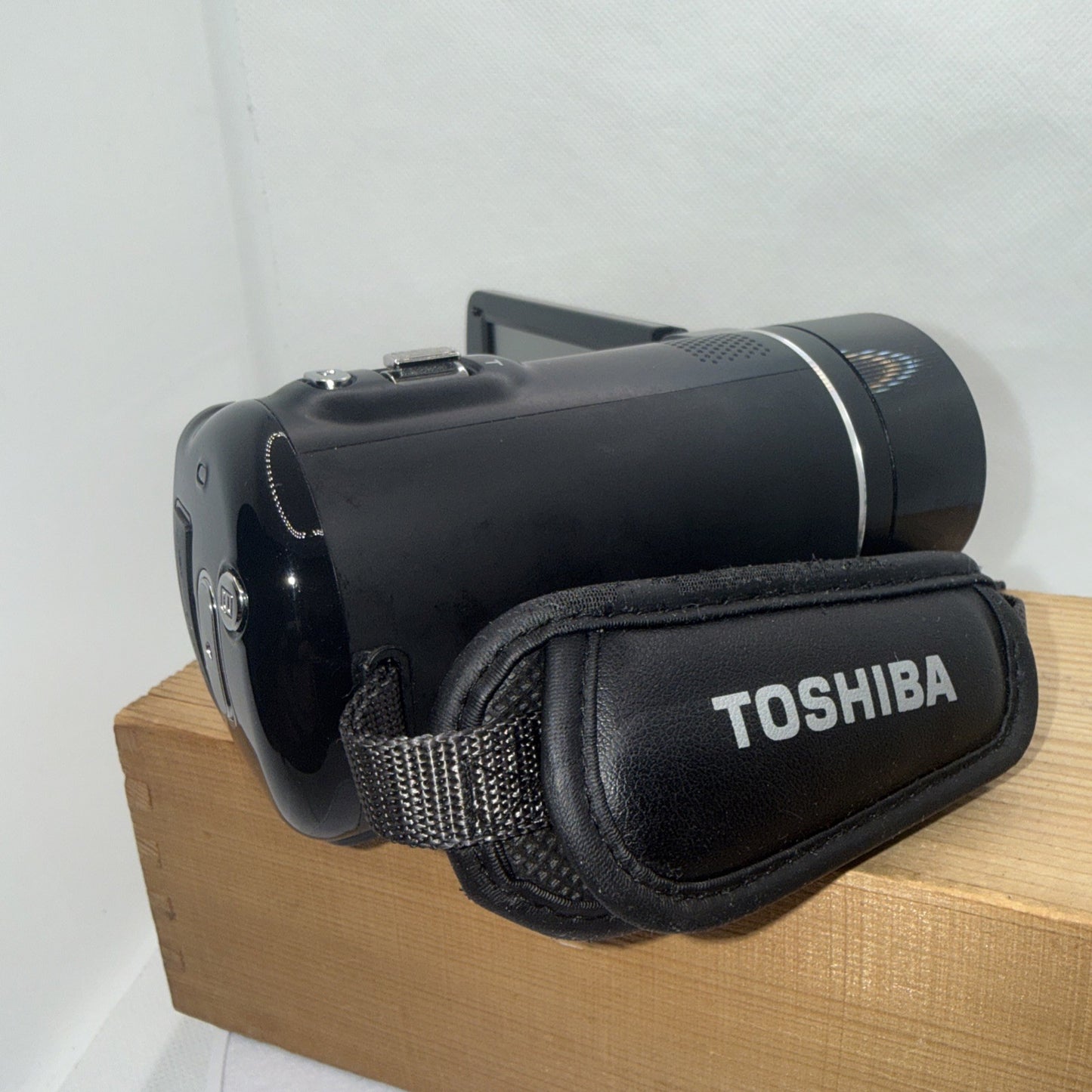 Toshiba CAMILEO X400 Full HD Camcorder Boxed Tested Working Plus Accessories