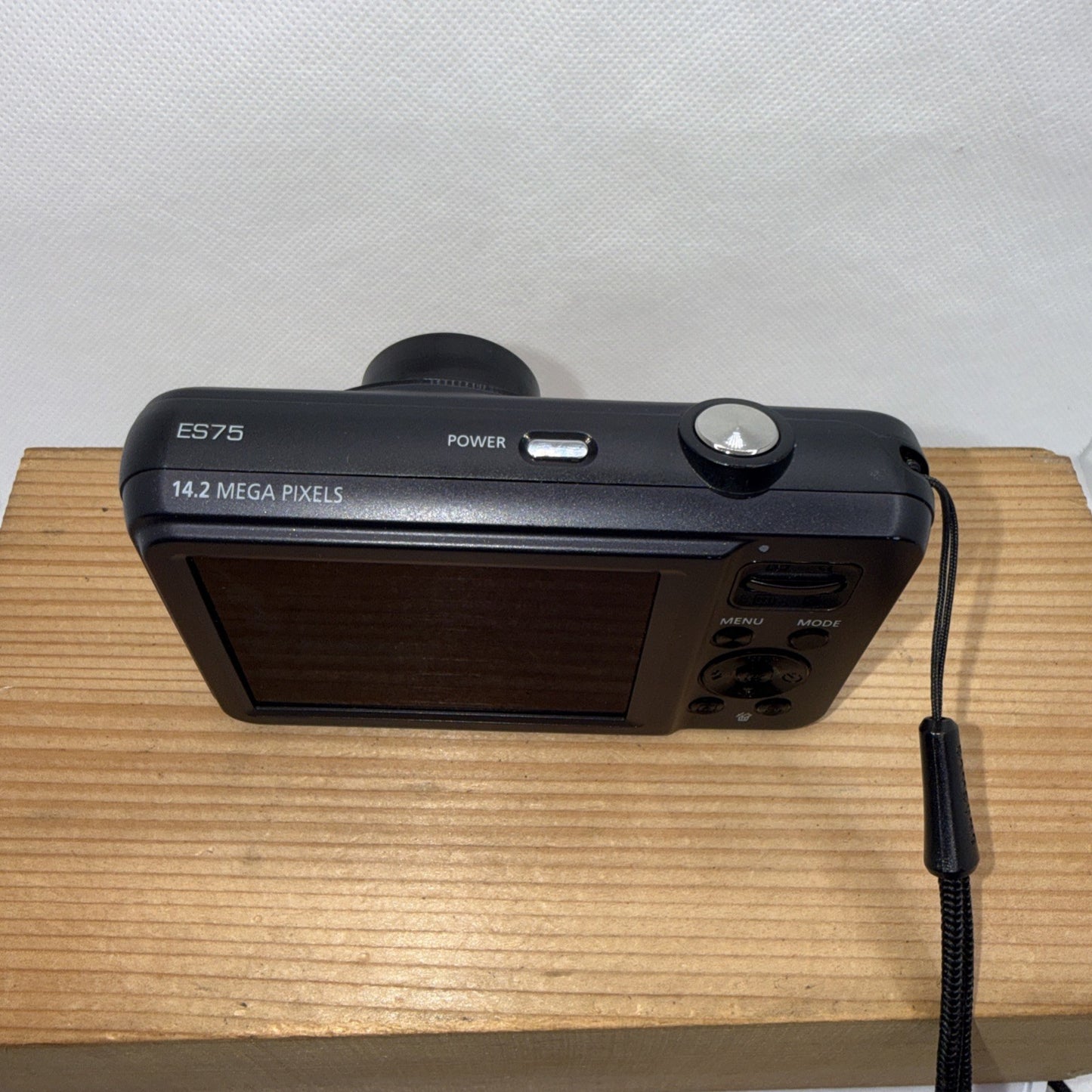 Samsung ES75 14.2MP Digital Camera Working *Minor Screen Damage* + Accessories