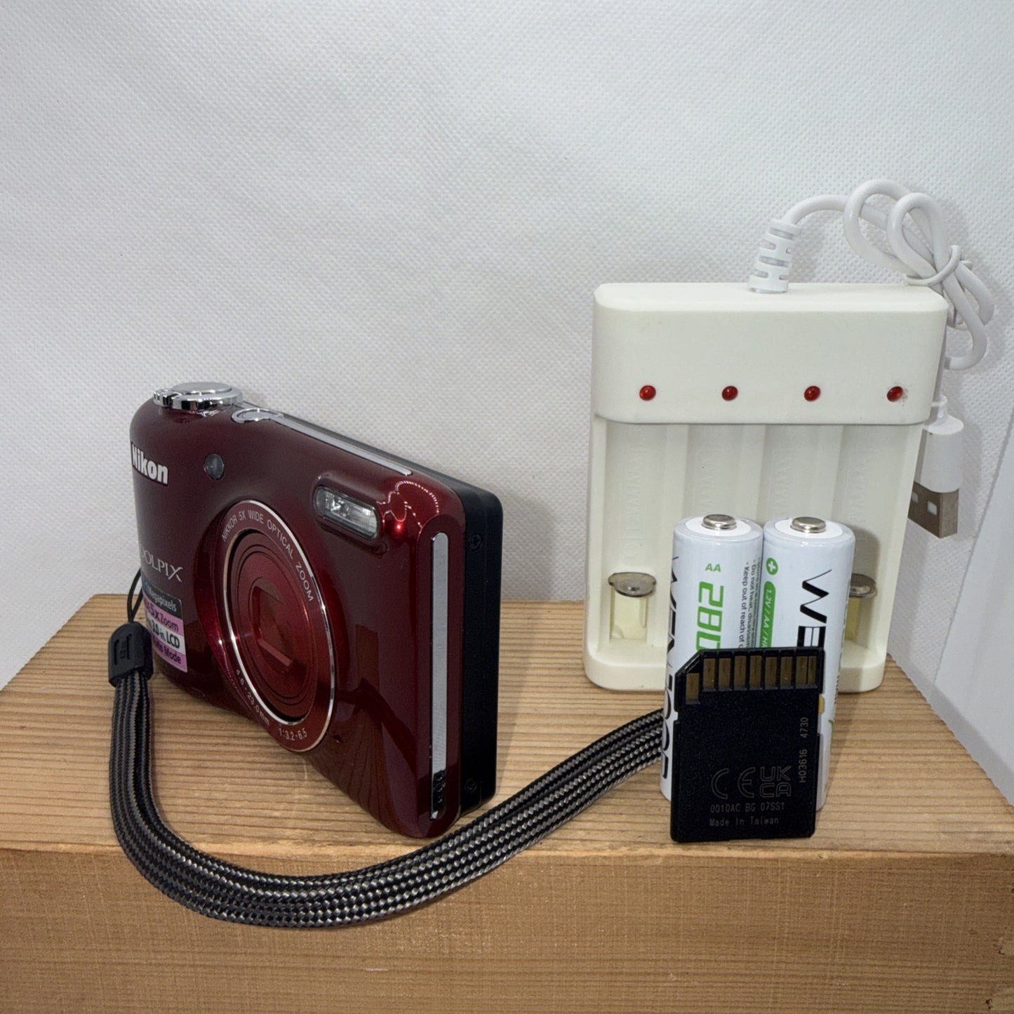 Nikon L28 Digital Camera 20.1MP Tested *Minor issue* + Charger Batteries 4GB SD