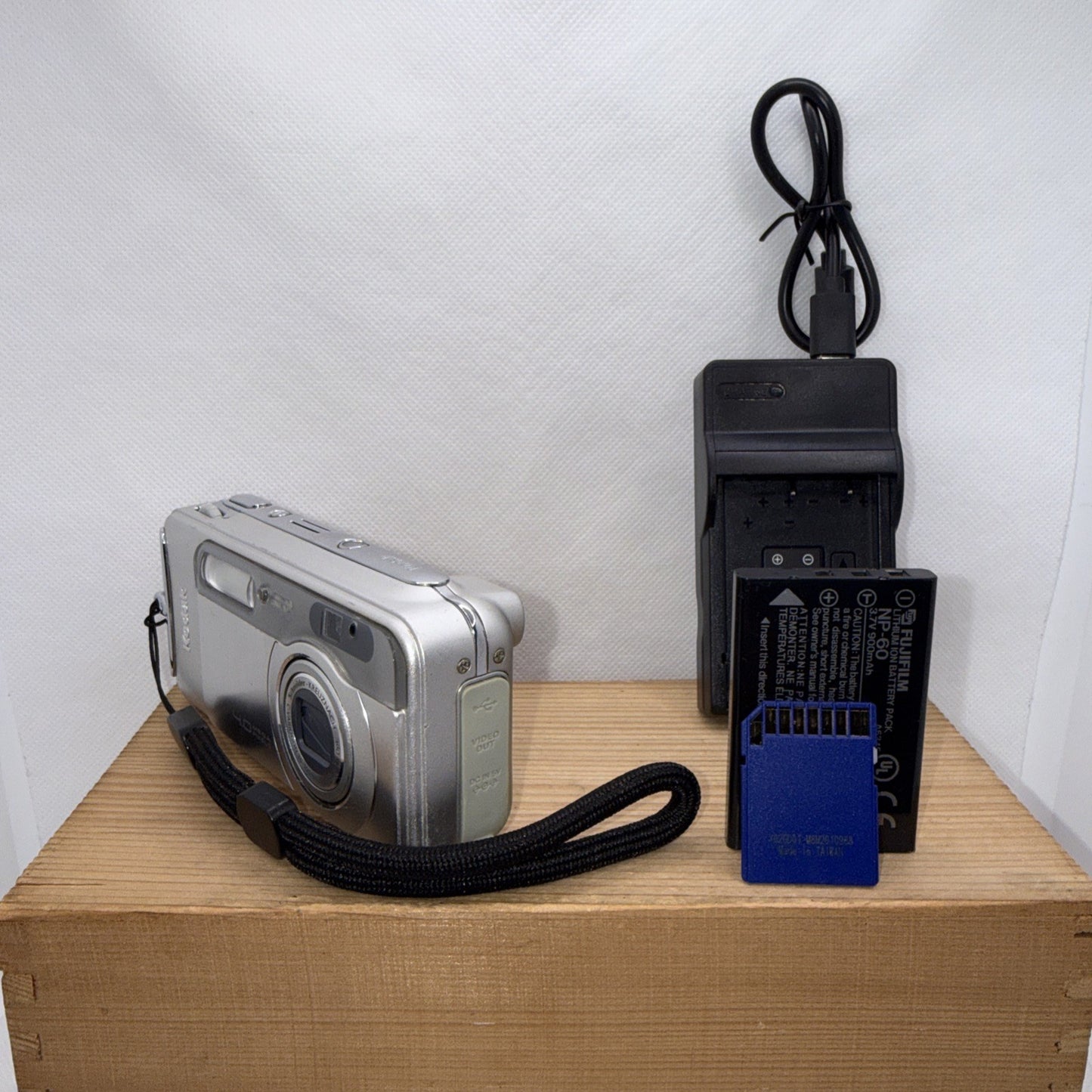 Kodak Digital Camera EasyShare LS743 4.0MP Tested + Charger Battery 2GB SD Card