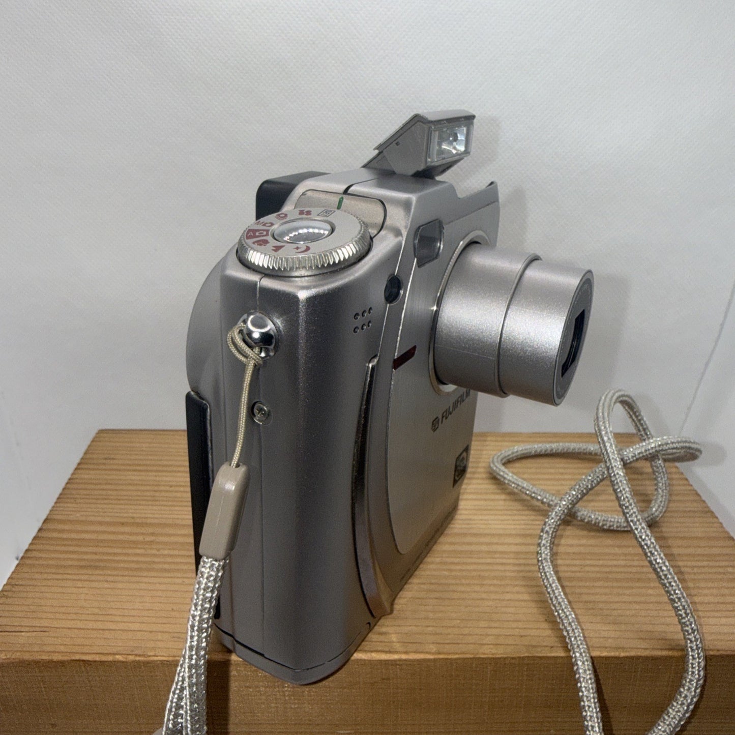 Fujifilm Finepix 4700 Zoom 2.4MP Digital Camera Tested Plus Memory & Card Reader