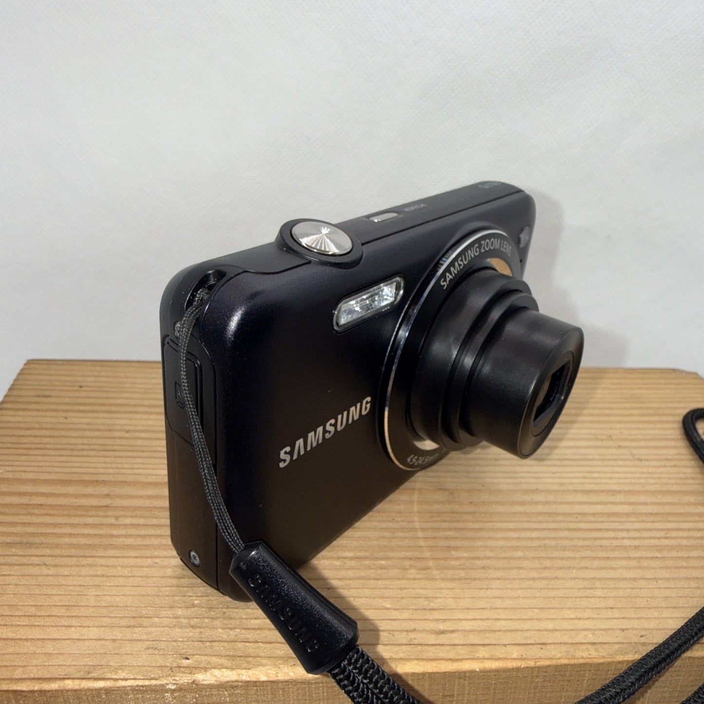 Samsung ES75 14.2MP Digital Camera Working *Minor Screen Damage* + Accessories