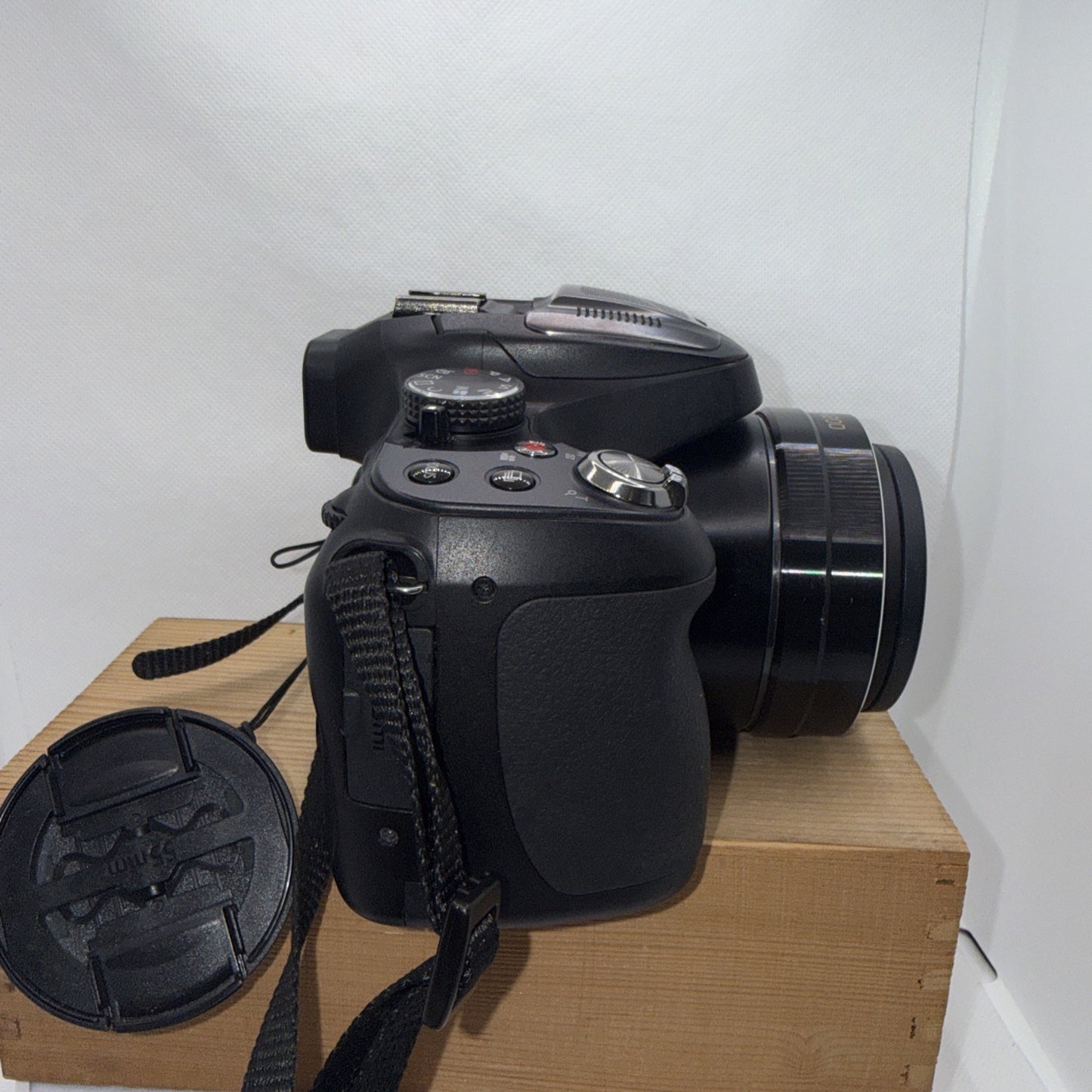 Panasonic Lumix DMC-FZ72 16.1MP Digital Bridge Camera *Minor Lens Issue - Tested