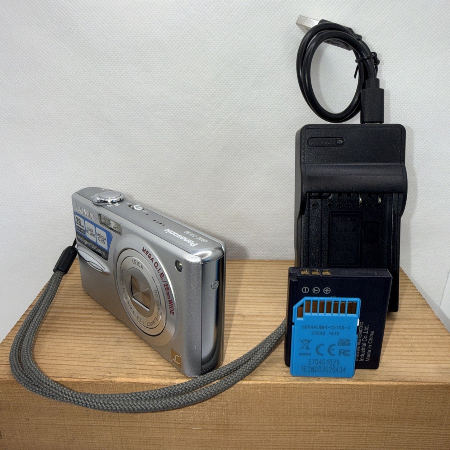 Panasonic Lumix DMC-FS30 14.1MP Digital Camera Tested + Charger Battery 4GB SD