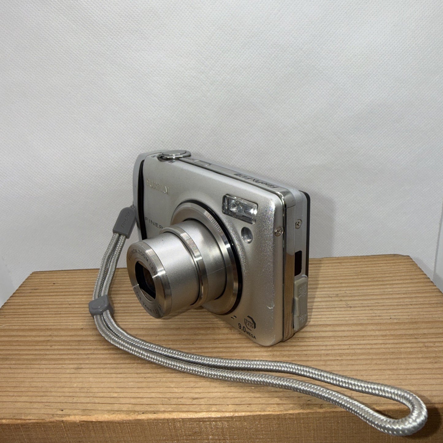 Fujifilm FinePix F47fd 9.0MP Digital Camera Tested + Charger Battery 2GB SD Case