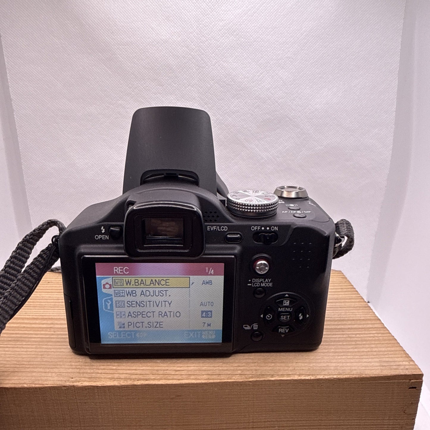 Panasonic Lumix DMC-FZ8 Digital Camera 7.2MP Tested + Charger Battery 4GB SD