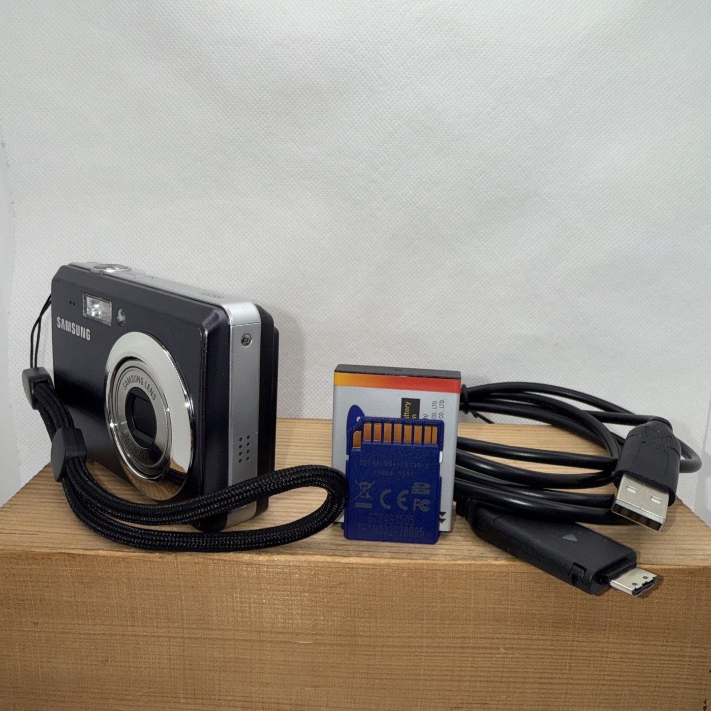 Samsung ES55 10.2MP Digital Camera Working + Charger Battery 4GB SD Card