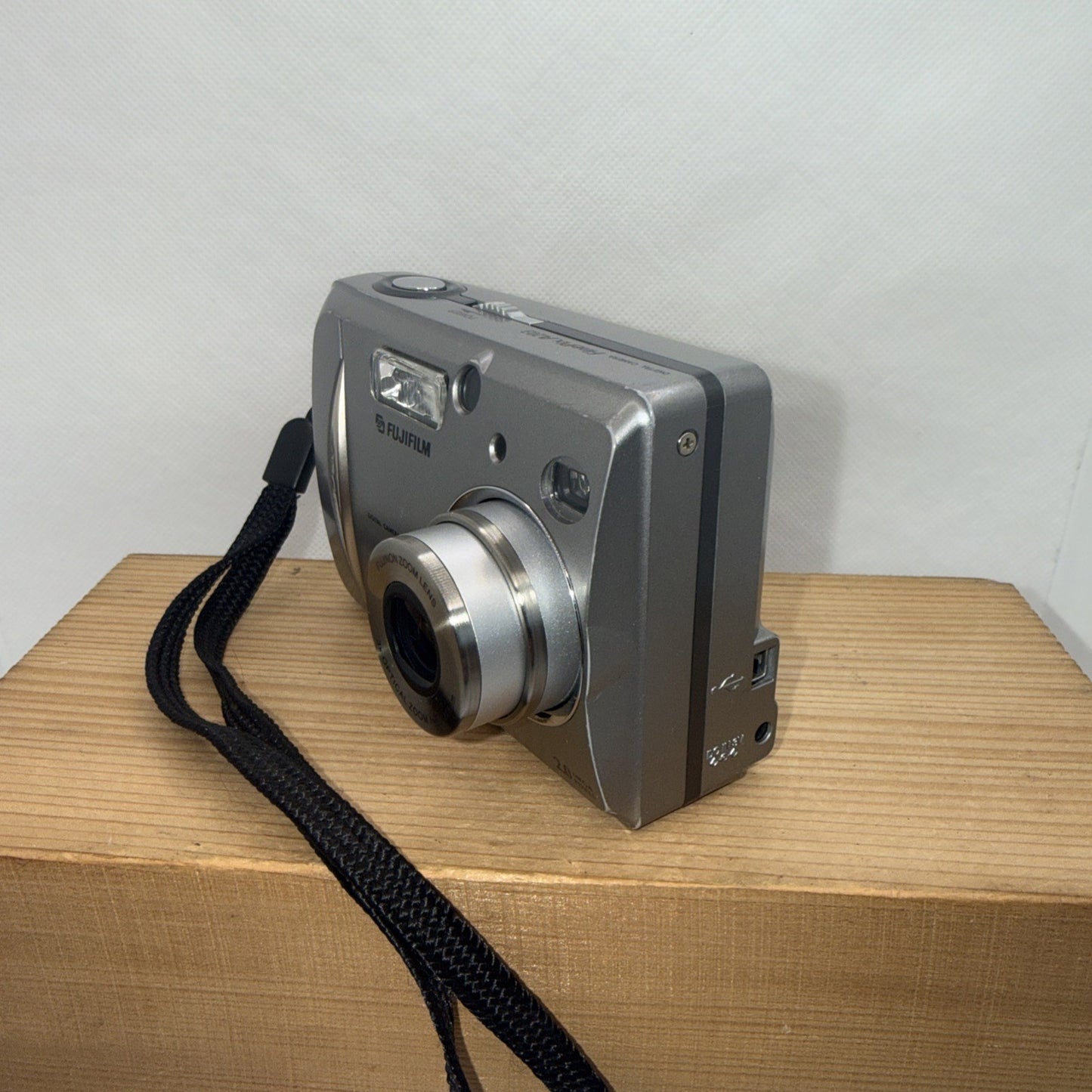 Fujifilm FinePix A203 2.0MP Compact Digital Camera + XD Card & Accessories Retro