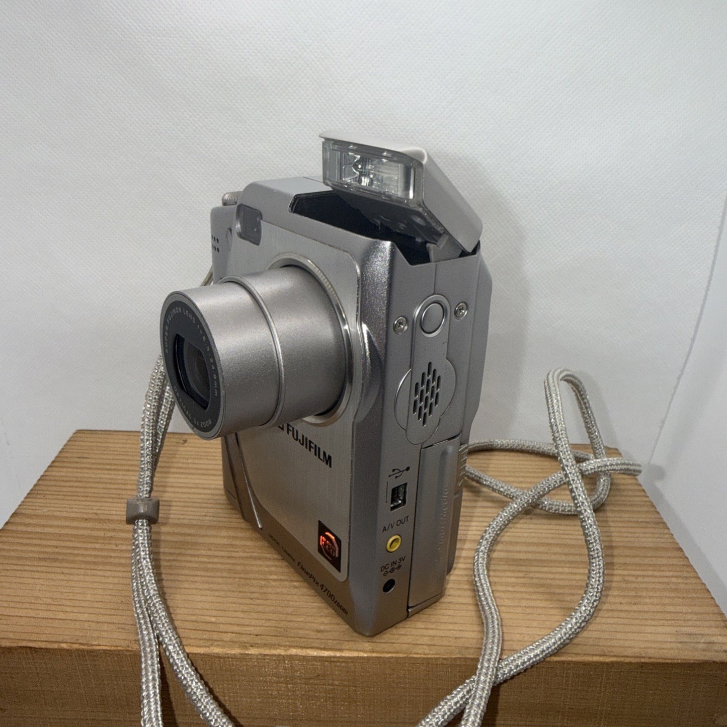 Fujifilm Finepix 4700 Zoom 2.4MP Digital Camera Tested Plus Memory & Card Reader
