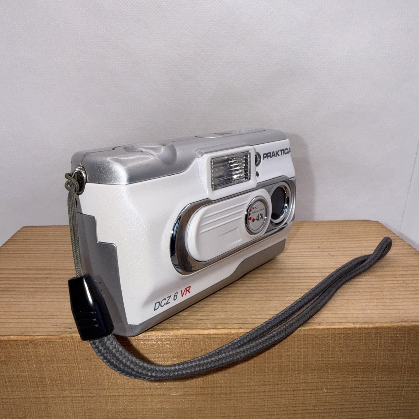Praktica DCZ 6 VR Digital camera - 6.0MP + 1GB SD Card Takes AA Batteries Y2K