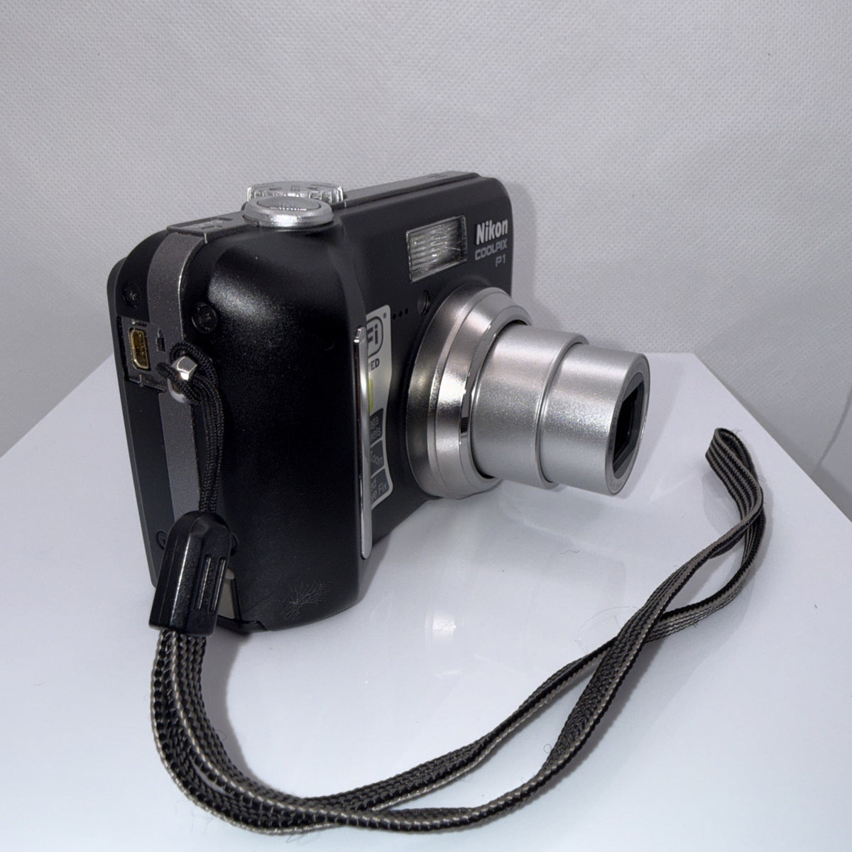 Digital Camera Nikon Coolpix P1 8MP 3.5x Zoom Wi-Fi Tested Full Kit Retro