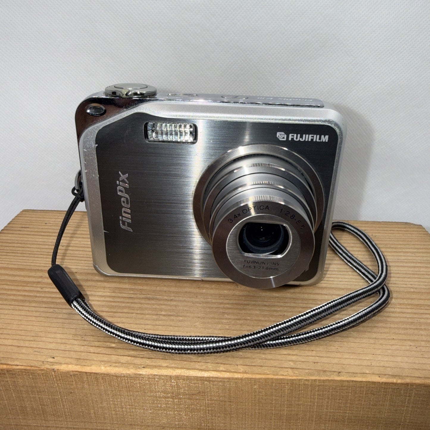 Fujifilm FinePix V10 5.1MP Digital Camera Tested Working + Charger Battery XD