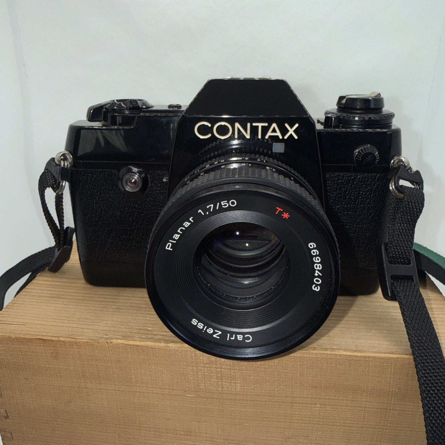 Contax 137 MD Quartz 068248 Camera Carl Zeiss Tested Plus Case - Good Condition