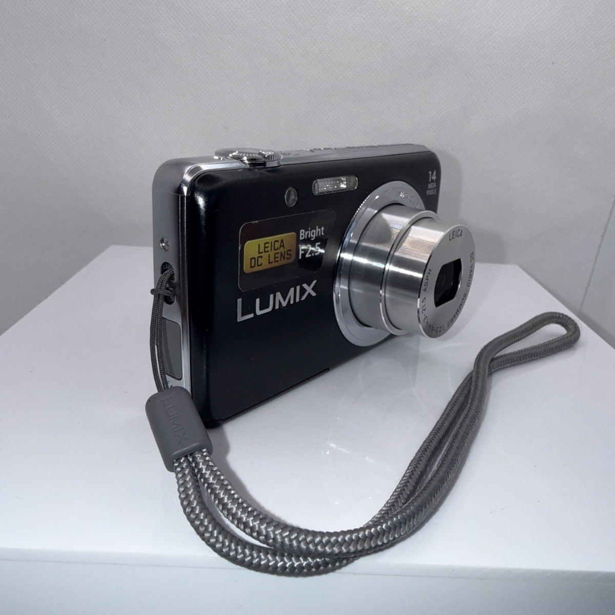Panasonic Lumix DMC-FS41 14MP Digital Camera + Charger Battery Case 4GB SD