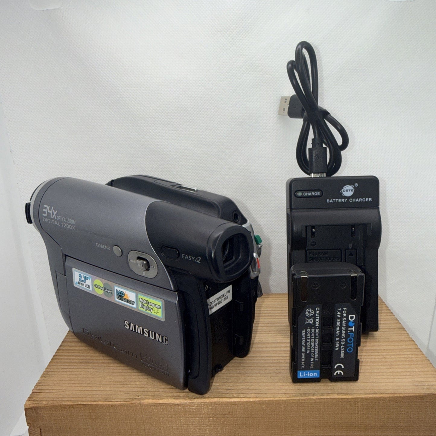 Samsung VP-DC172W Camcorder 34x Zoom Mini 8cm DVD + Battery & Charger