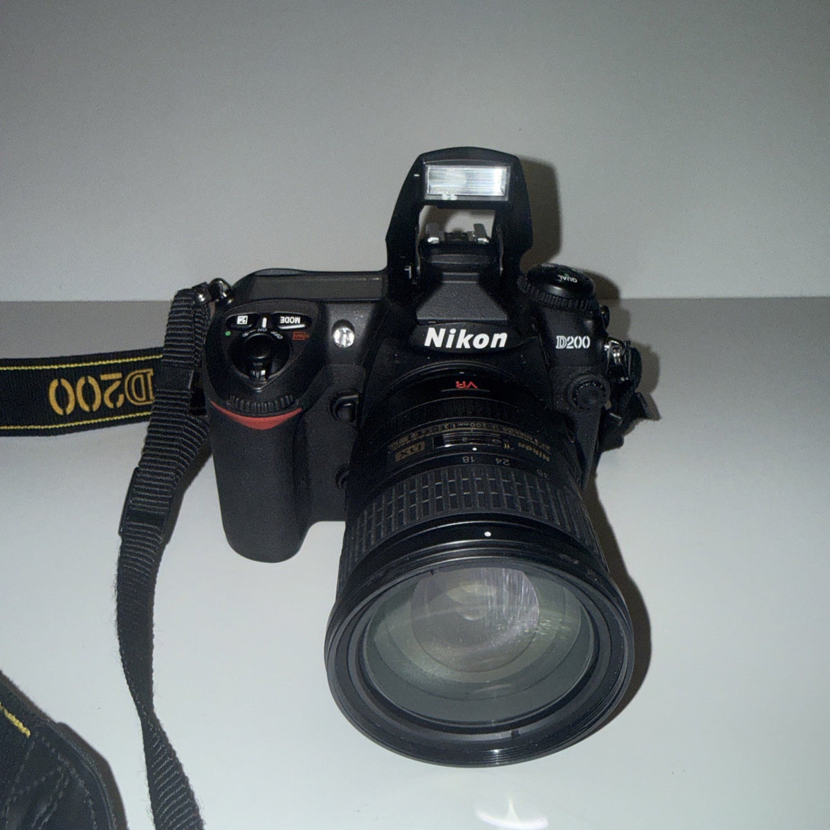 Nikon D200 Camera AF-S DX VR Zoom-Nikkor 18-200mm & Nikkor AF-S 18-70mm - Bundle