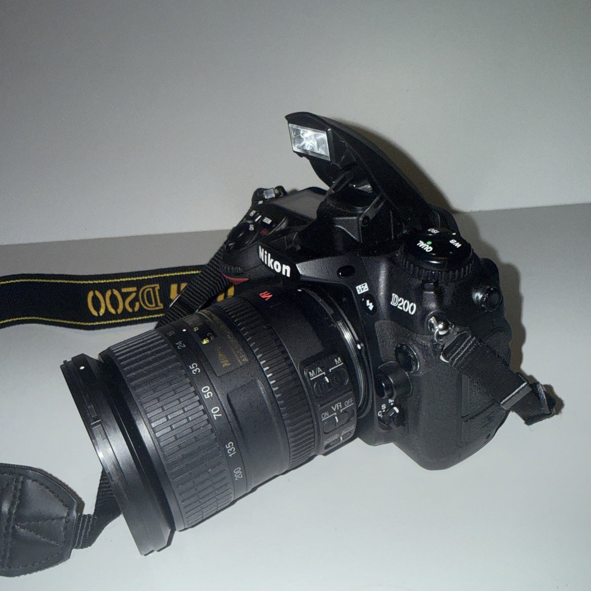 Nikon D200 Camera AF-S DX VR Zoom-Nikkor 18-200mm & Nikkor AF-S 18-70mm - Bundle