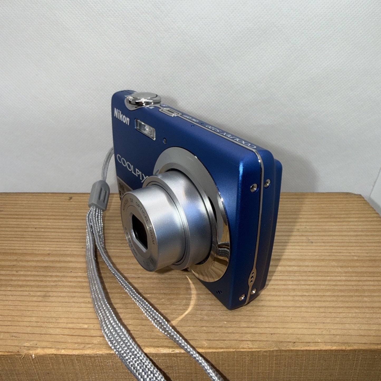 Nikon Coolpix S220 10MP Digital Camera Boxed Tested Plus Charger Battery 4GB VGC
