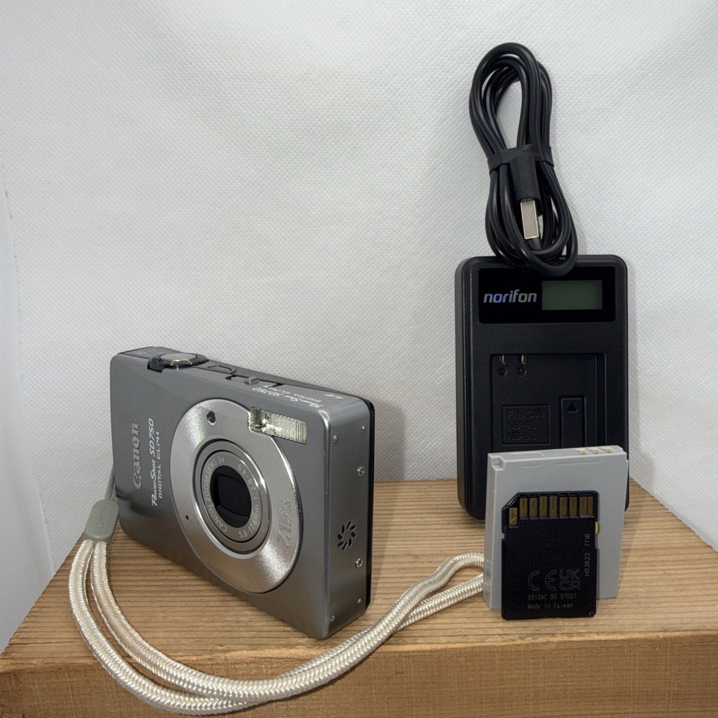 Canon IXUS 75 / SD 750 7.1 MP Digital Camera Tested *Minor screen issue Bundle