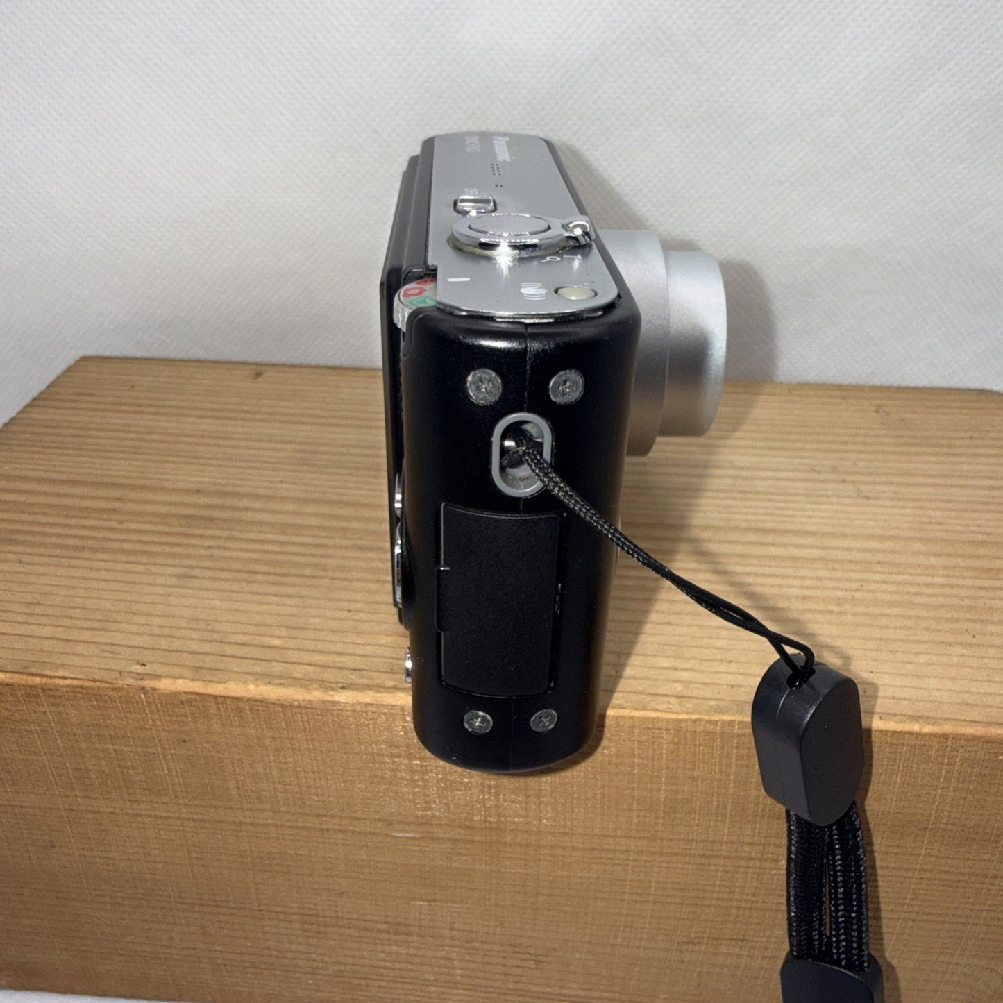 Panasonic Lumix DMC-FX33 Digital Camera 8.1MP Tested + Charger Battery 4GB SD