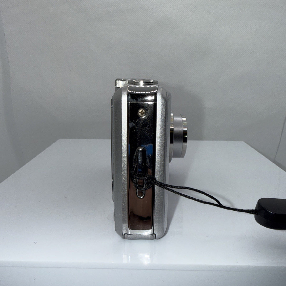 Samsung L735 7.2MP Digital Camera Tested Working + Charger Battery 4GB SD Card