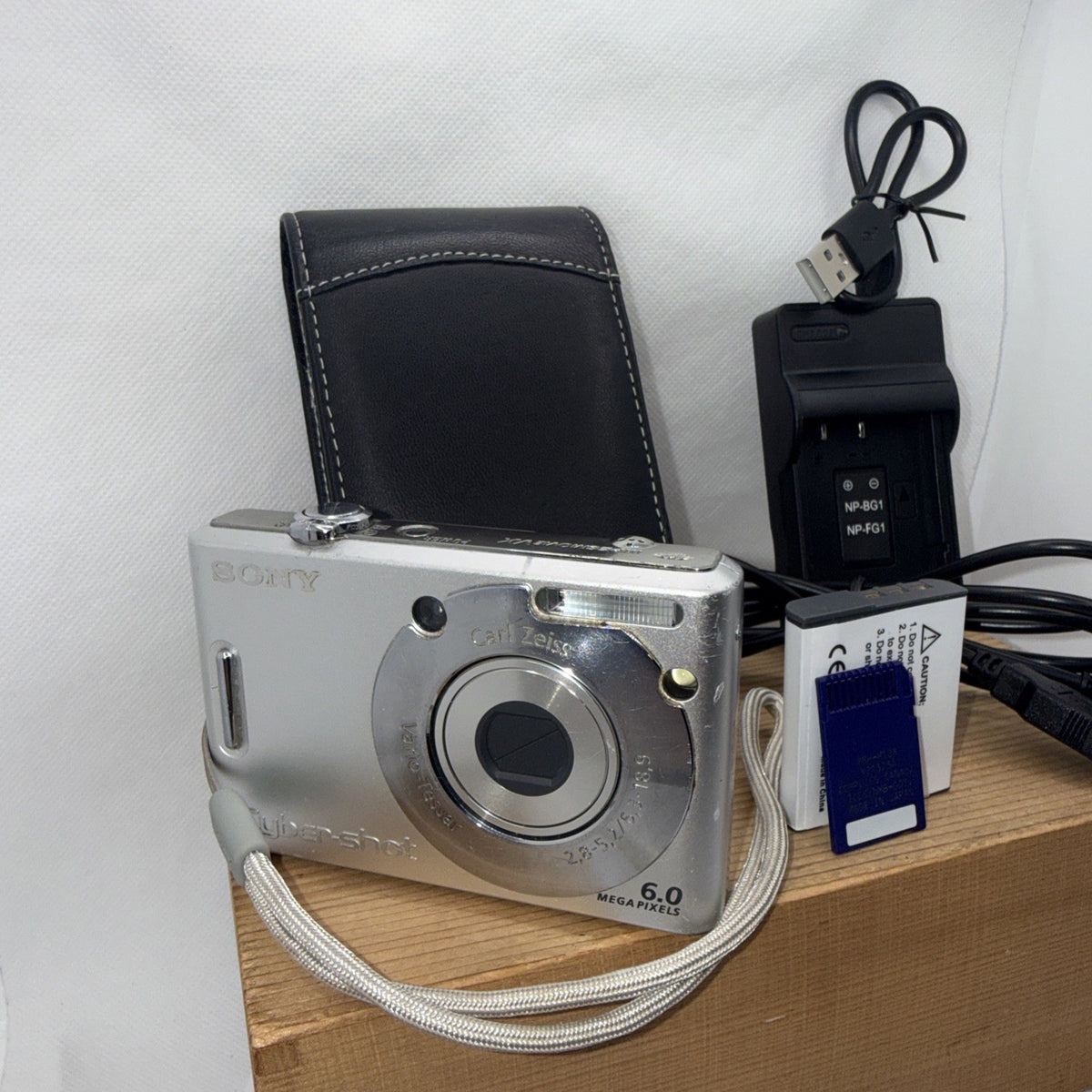 Sony Cyber-shot DSC-W30 6MP Digital Camera Tested + Charger Memory Card & Case