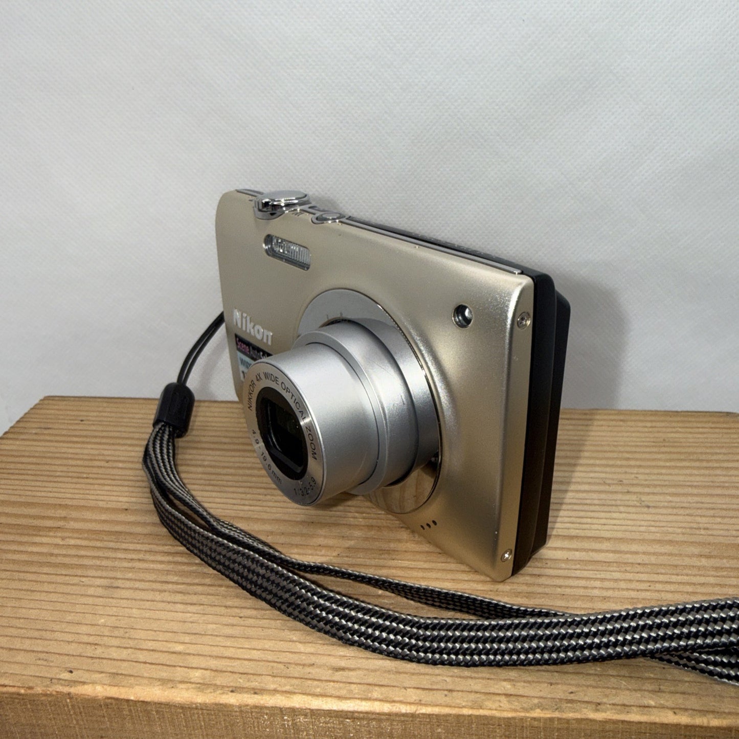 Nikon Coolpix S2500 12MP Gold Digital Camera Boxed Tested + Charger Battery 4GB