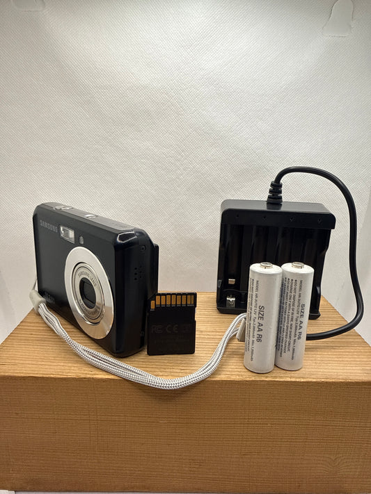Samsung ES15 10.2MP Digital Camera Tested Working + Charger Battery & 4GB SD Card