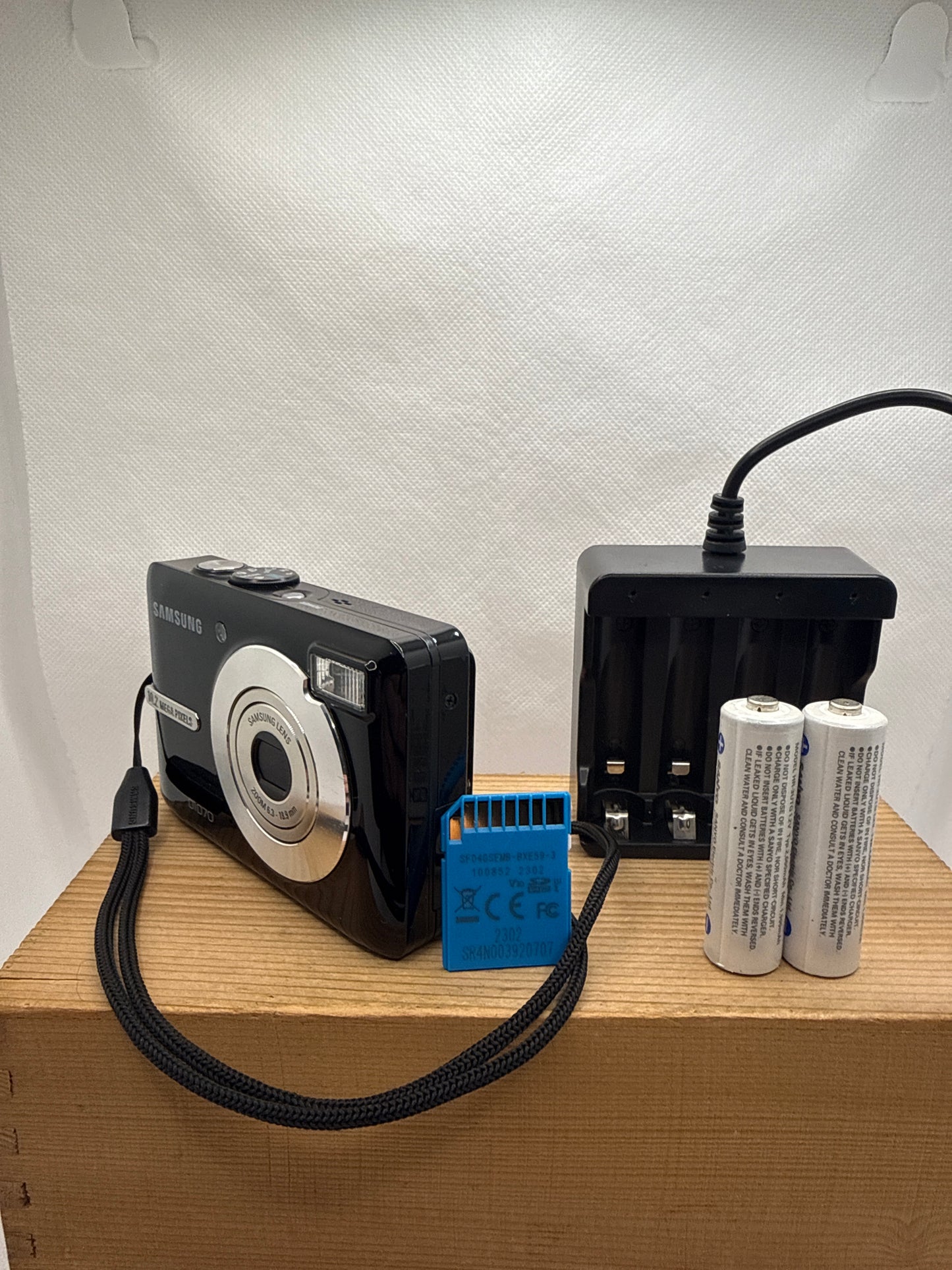 Samsung D1070 10.2MP Digital Camera Tested Working + Charger Battery & 4GB SD Card