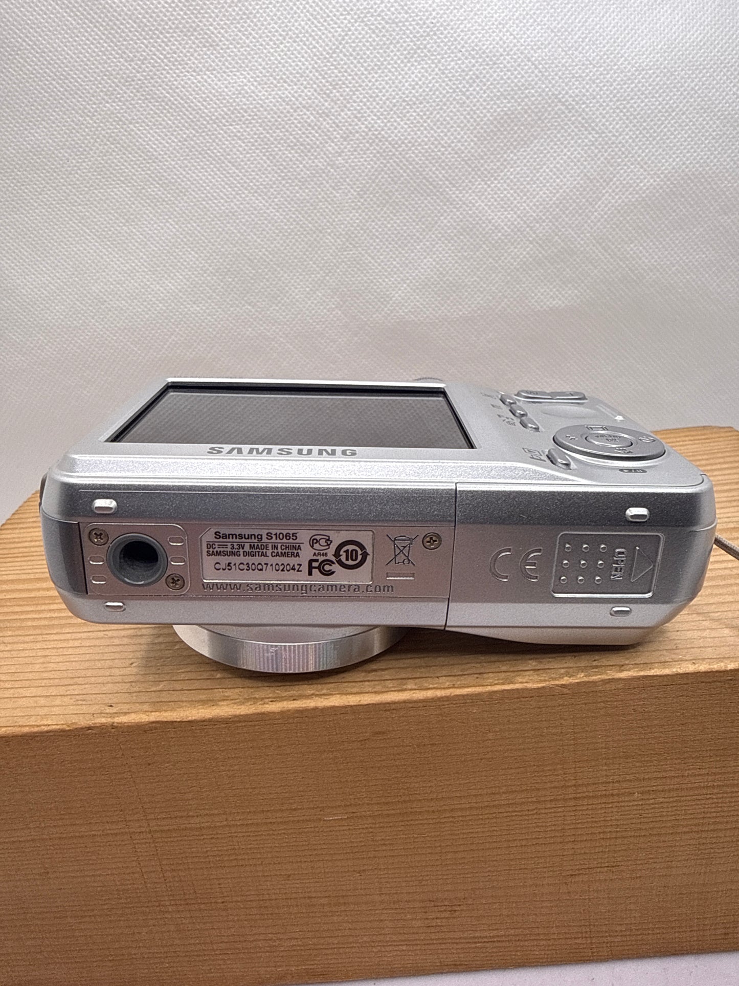 Samsung S1065 10.2MP Digital Camera Digital Camera Tested Working + Charger Battery & 4GB SD Card