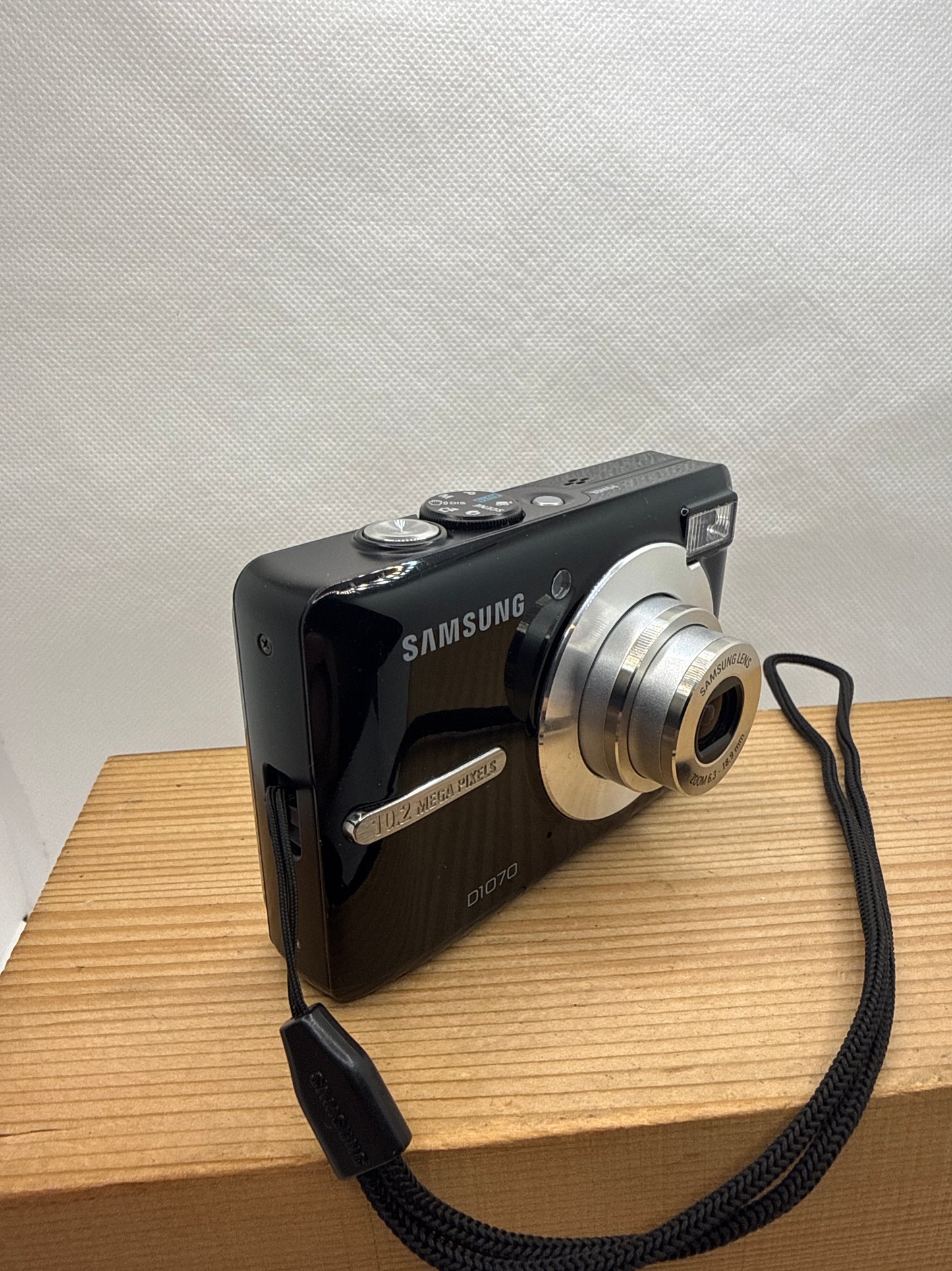 Samsung D1070 10.2MP Digital Camera Tested Working + Charger Battery & 4GB SD Card