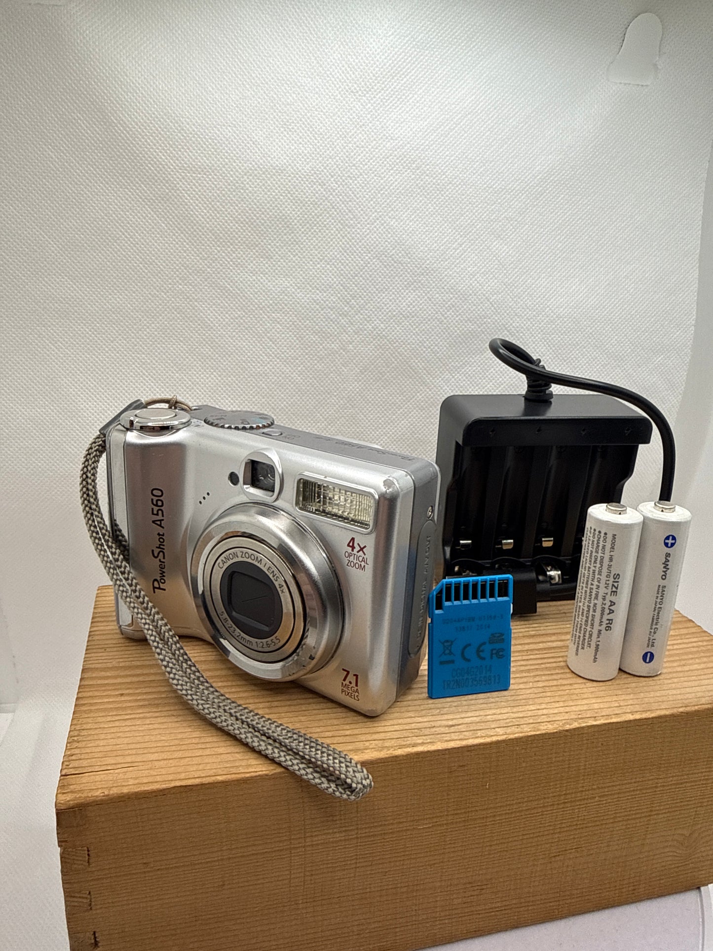 Canon Powershot A560 7.1MP Digital Camera Tested Working + Charger Battery & 4GB SD Card