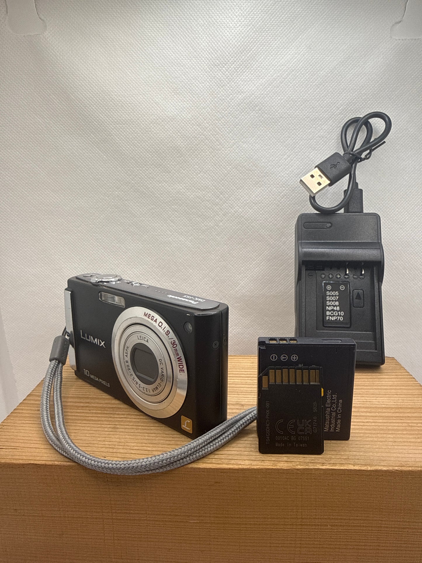 Panasonic Lumix DMC-FS5 10MP Digital Camera Tested Working + Charger Battery & 4GB SD Memory Card