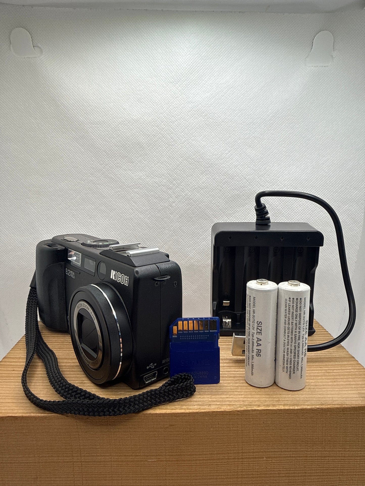 Ricoh Caplio GX8 8.2MP Digital Camera Tested Working + Charger Battery & 2GB SD Card